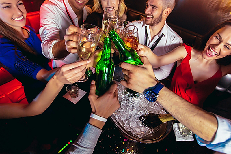 Gruppo di amici durante una serata