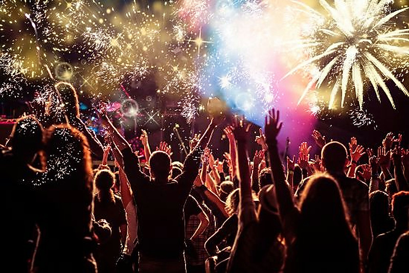 Persone che festeggiano il Capodanno