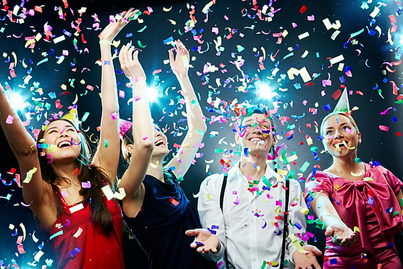 Gruppo di amici che festeggia la notte di Capodanno