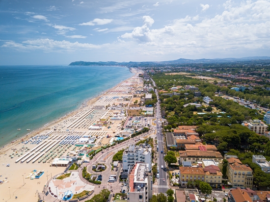 Scopri di più sull'articolo Hotel fronte mare a Riccione: vantaggi, limiti e come scegliere la camera giusta