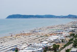 Scopri di più sull'articolo Dove dormire a Riccione per i giovani: le zone migliori per mare e vita notturna
